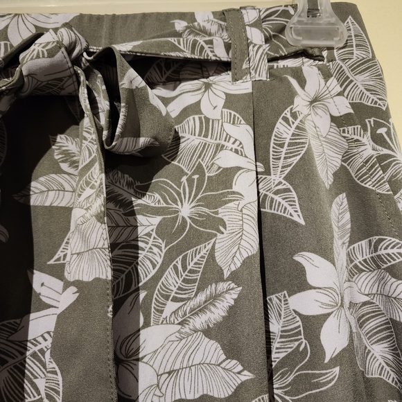 💙 EUC Floral Wide Leg Pants - Picture 5 of 7